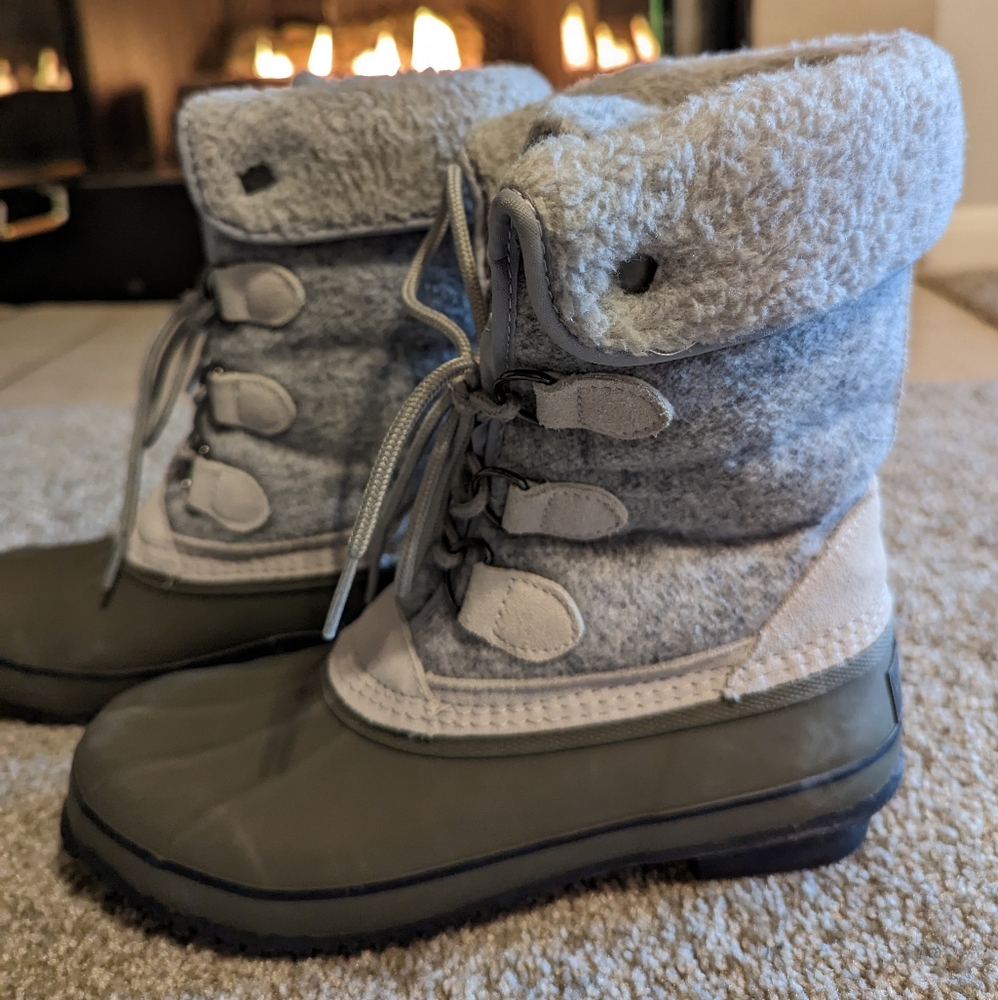 American Eagle winter duck boots